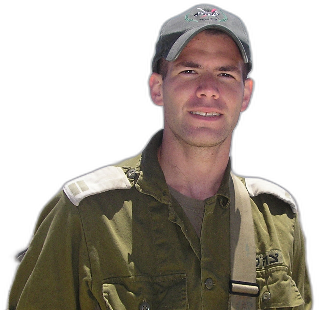 רב־סרן בניה ריין הי״ד במדים, מחייך ומביט למצלמה